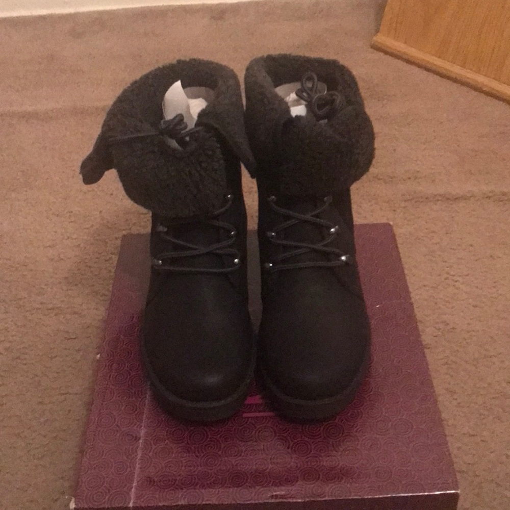 Black winter boots